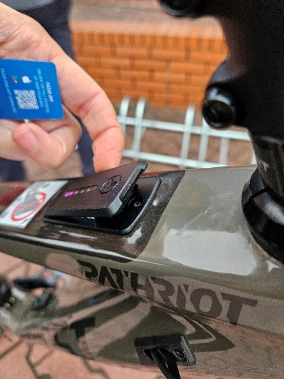 Odsłonięty port sterowania/ładowania Fazua na ramie.